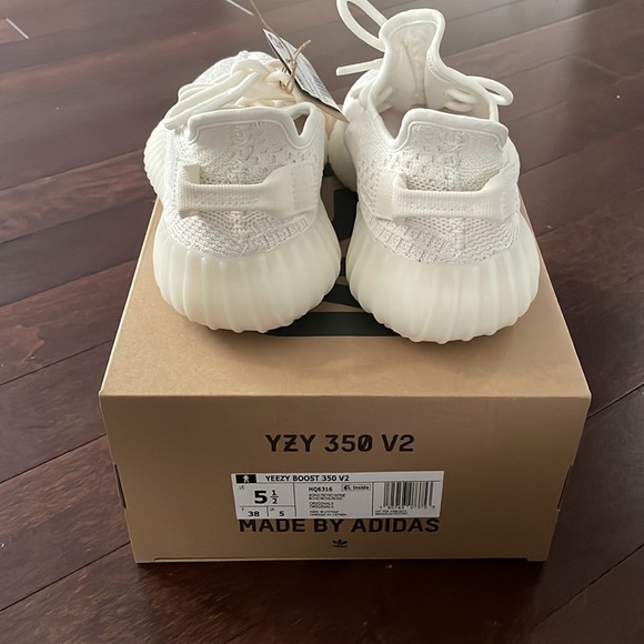 Yeezy Boost 350 V2 BONE size 5.5 - Picture 4 of 6